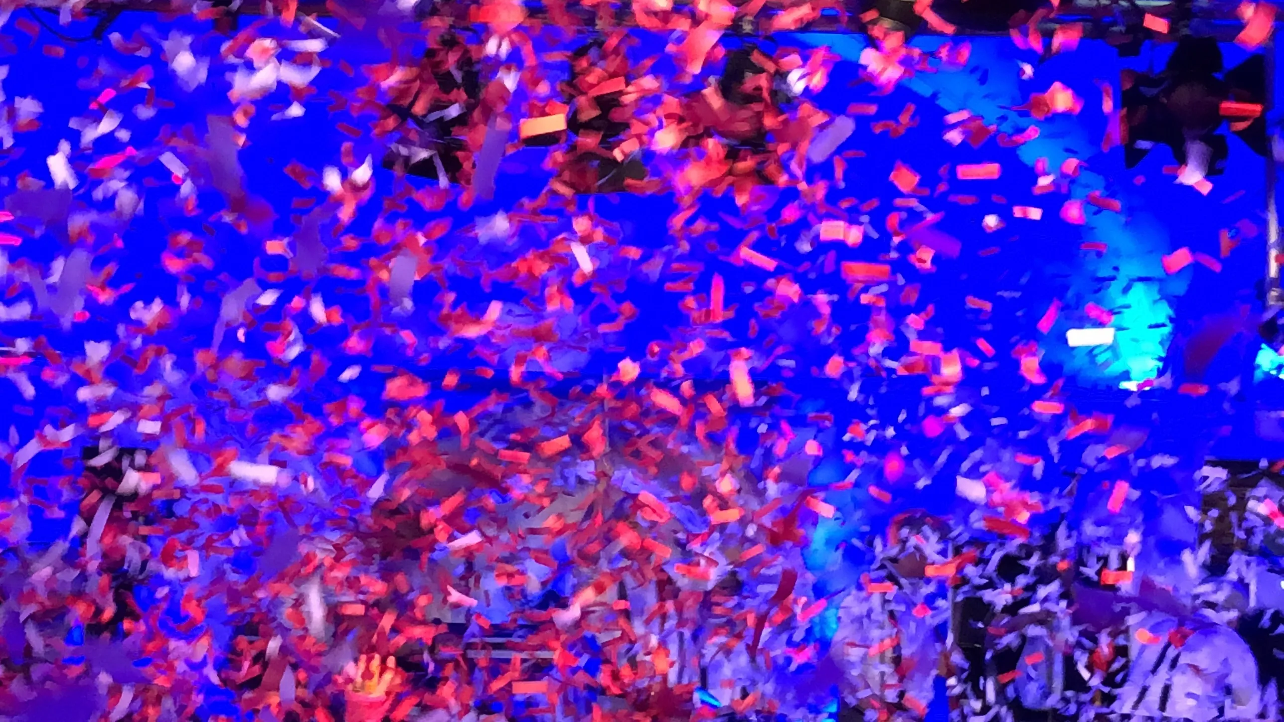 Rotes, weißes und blaues Konfetti im blauen Bühnenlicht
